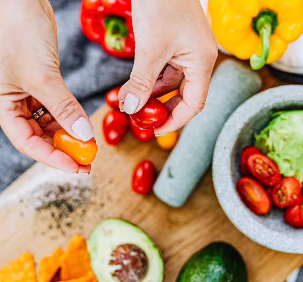 La imagen muestra una selección de verduras frescas y vibrantes, una excelente fuente de nutrientes esenciales para una alimentación sana durante el embarazo. Estos alimentos proporcionan una variedad de vitaminas, minerales y fibra, que son importantes para mantener la salud y el bienestar de la madre y el bebé en crecimiento. Incorporar verduras en una dieta equilibrada para el embarazo es una excelente manera de garantizar la ingesta adecuada de nutrientes y mejorar la salud en general.