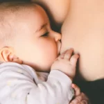 "Beneficios de la lactancia materna en el desarrollo cerebral: bebé alimentándose del pecho de su madre en una imagen ilustrativa"