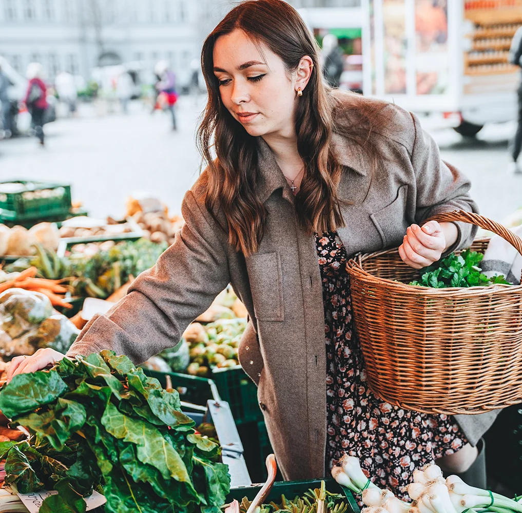 Imagen representativa de una madre seleccionando alimentos saludables durante la lactancia. Algunos alimentos deben ser evitados para asegurar la salud del bebé. Consulta con un especialista en nutrición para obtener orientación sobre una alimentación saludable durante la lactancia.