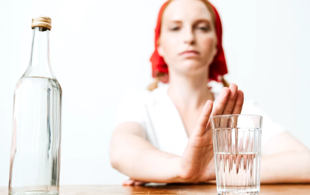 Imagen representativa de una madre evitando un alimento durante la lactancia. Algunos alimentos deben ser evitados durante la lactancia para asegurar la salud del bebé.