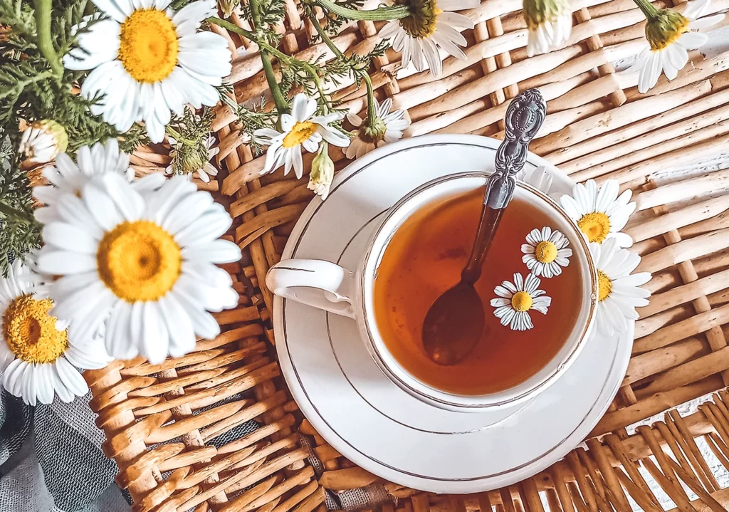 Imagen representativa de una taza de té de manzanilla durante la lactancia una bebidas que se puede reemplazar con el café que debe ser evitado para asegurar la salud del bebé. 